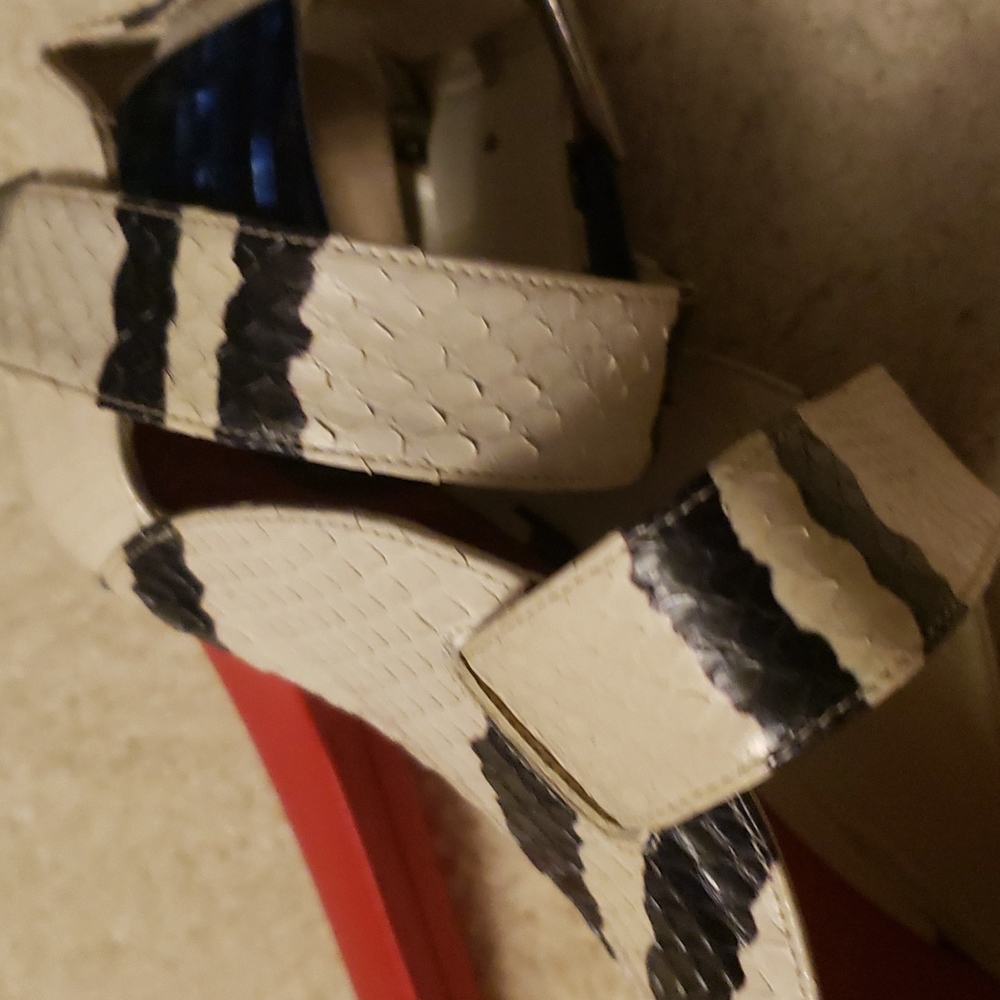Alexander mcqueen size 39 color red white black and a little blue 💙 100% Authen - Picture 6 of 17